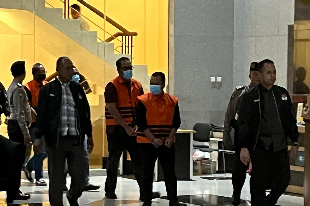 Komisi Pemberantasan Korupsi (KPK) mengumumkan hasil operasi tangkap tangan (OTT) di Bondowoso, Jawa Timur pada Rabu, 15 November 2023. Empat orang terjaring dijadikan tersangka.