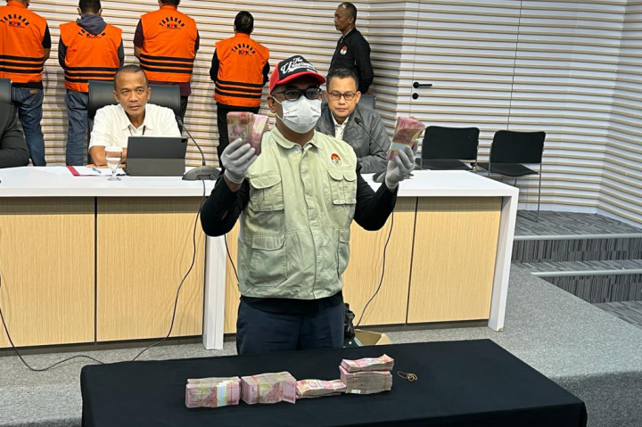 Rudi mengatakan sejatinya ada enam pihak yang tertangkap, kemarin. Namun, dua diantaranya dilepas karena tidak ada bukti yang cukup untuk memberikan status tersangka kepada mereka.