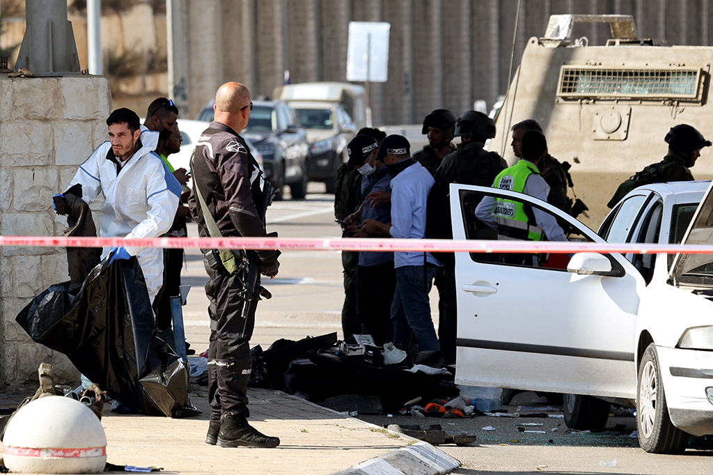 Serangan terhadap pos pemeriksaan yang menjaga terowongan jalan yang menghubungkan Tepi Barat dan Yerusalem terjadi pada hari ke-41 perang antara Israel dan militan Hamas yang berbasis di Gaza.