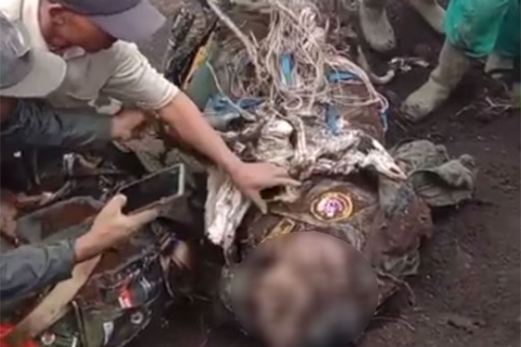 Setelah melewati tiga bukit dengan medan yang cukup curam, petugas gabungan dari TNI AU, BPBD Kabupaten Pasuruan, serta sejumlah warga, akhirnya berhasil mengevakuasi jenazah dua korban jatuhnya pesawat TNI AU di Kecamatan Lumbang, Pasuruan, Jawa Timur.