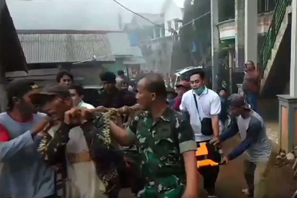 Sebelumnya, dua korban meninggal akibat jatuhnya pesawat TNI AU dengan nomor lambung TT-3103 di Gunung Watugedek, Desa Keduwung, yakni Mayor Pnb Yuda Am Seta dan Kolonel Subhan sudah dievakuasi terlebuh dahulu oleh warga pada Kamis siang.