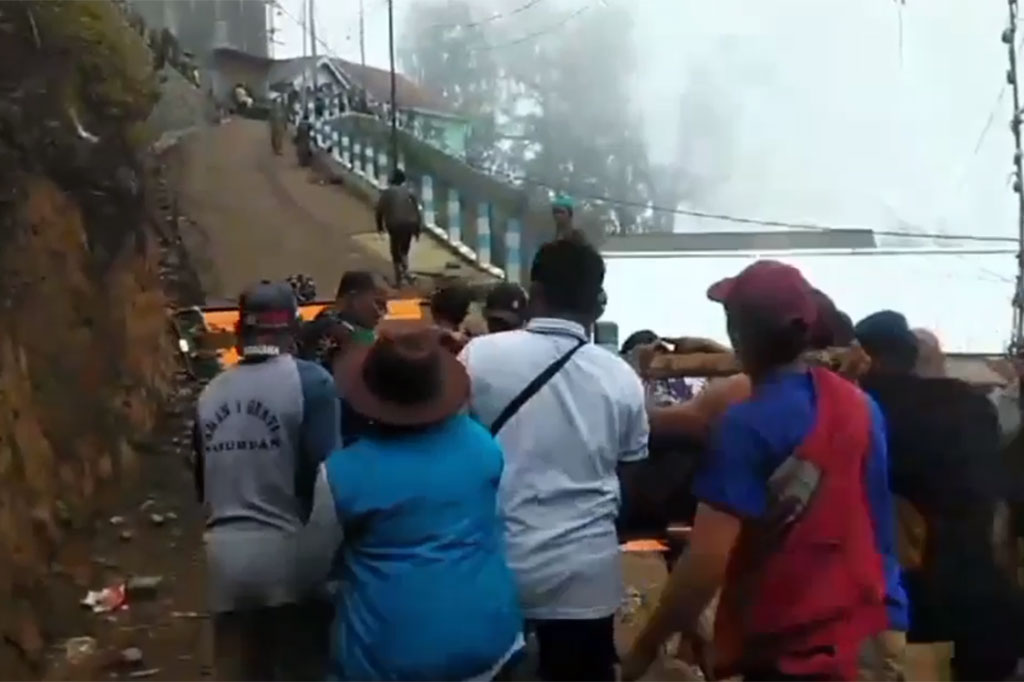 Salah satu warga Desa Keduwung, Joyo menyatakan bahwa seluruh korban dievakuasi melalui jalur darat, yang pertama lewt Jalan Desa Keduwung, dan yang kedua lewt jalur Penanjakan, di Desa Wonokitri, Kecamatan Tosari.