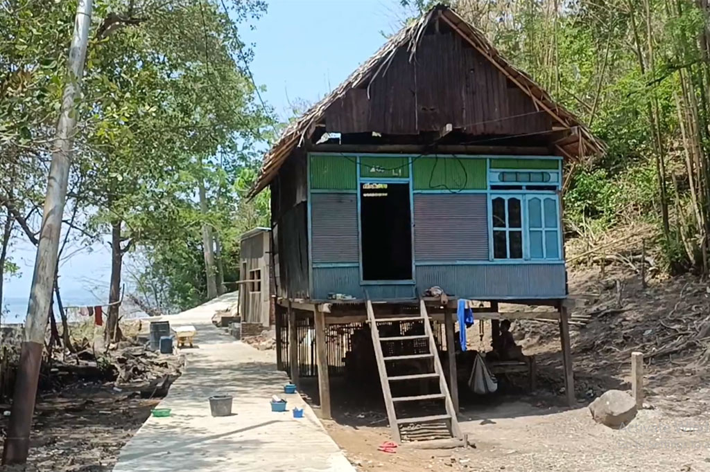Mereka hanya menumpang tinggal di sebuah rumah milik keluarganya yang berukuran kecil 4x5 meter. Di rumah ini tidak ada fasilitas yang memadai. Terkadang jika uang habis mereka hanya mengharapkan belas kasihan dari tetangganya. 