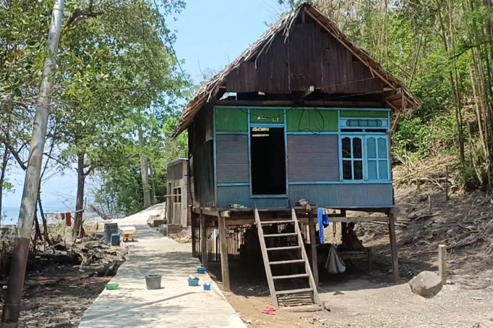 Mereka hanya menumpang tinggal di sebuah rumah milik keluarganya yang berukuran kecil 4x5 meter. Di rumah ini tidak ada fasilitas yang memadai. Terkadang jika uang habis mereka hanya mengharapkan belas kasihan dari tetangganya. 