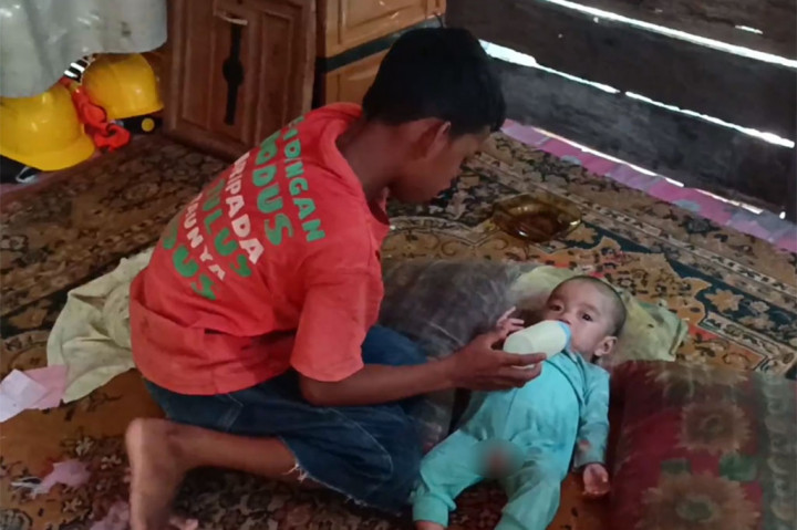 Pasangan suami istri ini memilki tiga orang anak, paling kecil usianya tujuh bulan dan membutuhkan membutuhkan asupan gizi dan susu. 