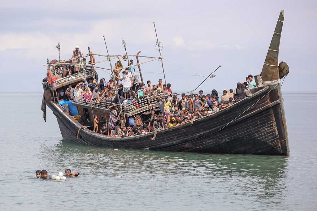 Sekitar 250 pengungsi Rohingya mencapai Aceh dengan perahu kayu yang sudah tua dan usang, serta penuh sesak pada Kamis, 16 November 2023. Jumlah total yang dilaporkan oleh pejabat setempat, pengungsi Rohingya yang telah tiba di Aceh minggu ini menjadi hampir 600 orang.