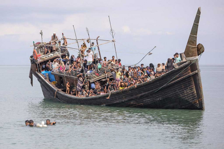 Sekitar 250 pengungsi Rohingya mencapai Aceh dengan perahu kayu yang sudah tua dan usang, serta penuh sesak pada Kamis, 16 November 2023. Jumlah total yang dilaporkan oleh pejabat setempat, pengungsi Rohingya yang telah tiba di Aceh minggu ini menjadi hampir 600 orang.