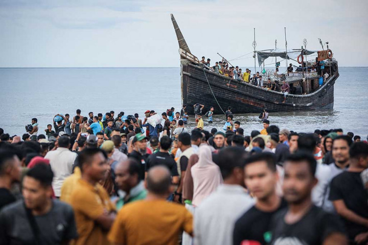 Pengungsi Rohingya, Manzur Alam, mengatakan kepada AFP bahwa kapal tersebut telah meninggalkan Cox's Bazar di Bangladesh -- rumah bagi hampir satu juta pengungsi Rohingya -- 20 hari lalu dengan 249 orang di dalamnya.