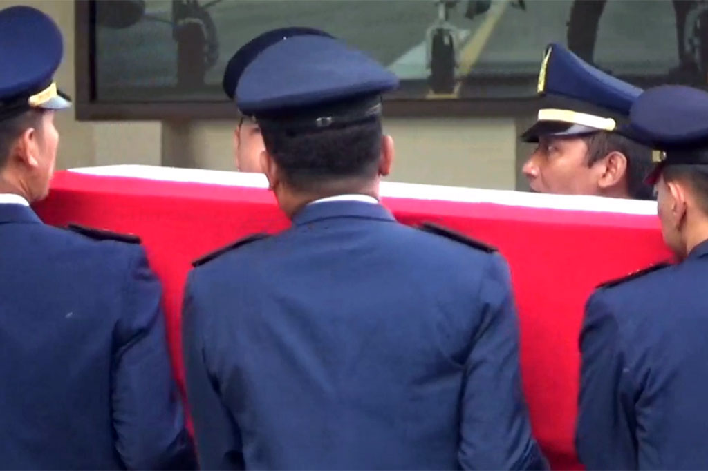 Empat jenasah korban jatuhnya dua pesawat Super Tucano, Jumat, 17 November 2023, pagi akan diserahterimakan secara militer kepada pihak keluarga. Seluruh korban nantinya bakal dimakamkan di dua taman makam pahlawan di Jawa Timur.