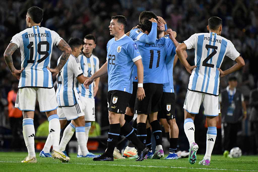 Argentina, yang memenangi keempat laga pembuka kualifikasi, tetap berada di puncak klasemen dengan 12 poin dari lima pertandingan. Kemenangan Uruguay membuat mereka berada di peringkat kedua dengan 10 poin.