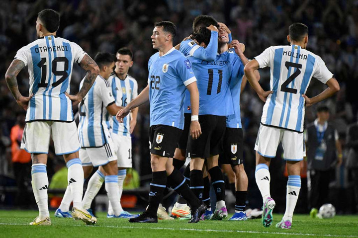 Argentina, yang memenangi keempat laga pembuka kualifikasi, tetap berada di puncak klasemen dengan 12 poin dari lima pertandingan. Kemenangan Uruguay membuat mereka berada di peringkat kedua dengan 10 poin.