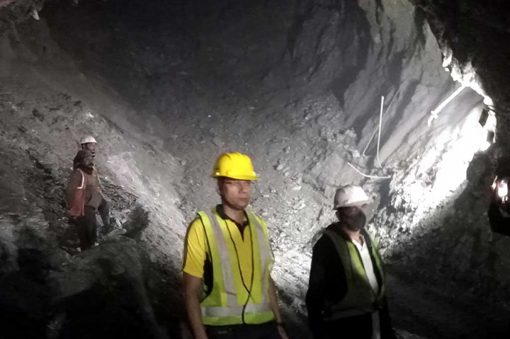 Exkavator kedua akan diterbangkan ke negara bagian utara Uttarakhand setelah mesin raksasa yang ada – yang diterbangkan sebagai pengganti oleh angkatan udara pada hari Rabu – menghantam batu besar, kata para pejabat.