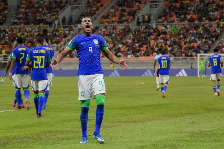 Brasil unggul terlebih dahulu saat laga memasuki menit ke-43. Melalui aksi pergerakan individu Estevao menerobos pertahanan Inggris, namun tembakannya mampu diblok pertahanan Inggris. Kaua Elias yang menerima bola liar melepaskan tembakan voli untuk membawa Tim Samba unggul 1-0.