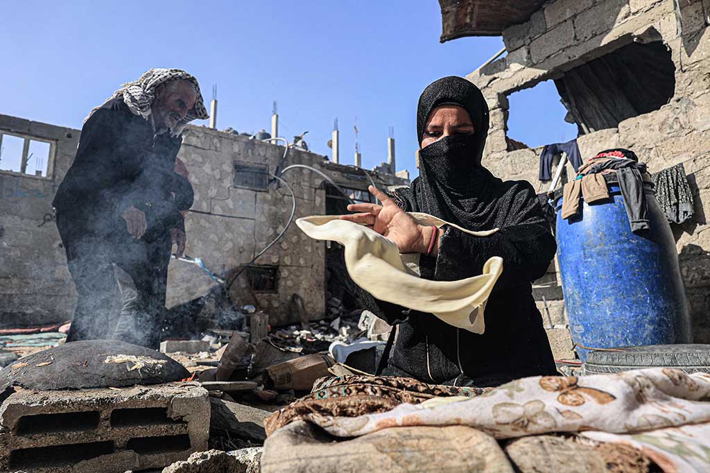 Dia menjelaskan toko roti terakhir di Gaza yang beroperasi dalam kemitraan dengan PBB terpaksa ditutup awal pekan ini karena kurangnya bahan bakar untuk operasional. “Roti, makanan pokok bagi orangorang di Gaza, langka atau tidak ada,” ujarnya.