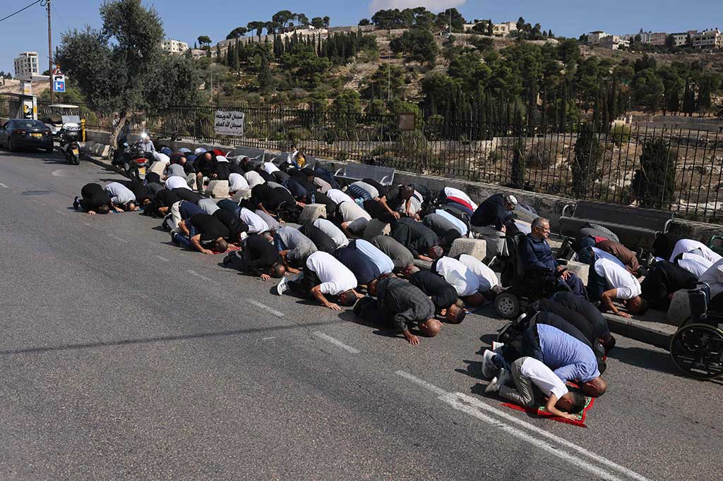 Saksi mata mengatakan kepada Anadolu bahwa pasukan Israel dikerahkan secara besar-besaran di Yerusalem Timur, khususnya di Kota Tua dan pintu masuk menuju Masjid Al Aqsa. Larangan Israel itu membuat ratusan warga Palestina terpaksa menunaikan salat Jumat di jalan-jalan dekat kawasan Kota Tua.