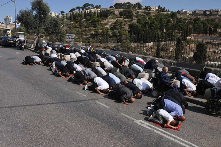 Saksi mata mengatakan kepada Anadolu bahwa pasukan Israel dikerahkan secara besar-besaran di Yerusalem Timur, khususnya di Kota Tua dan pintu masuk menuju Masjid Al Aqsa. Larangan Israel itu membuat ratusan warga Palestina terpaksa menunaikan salat Jumat di jalan-jalan dekat kawasan Kota Tua.