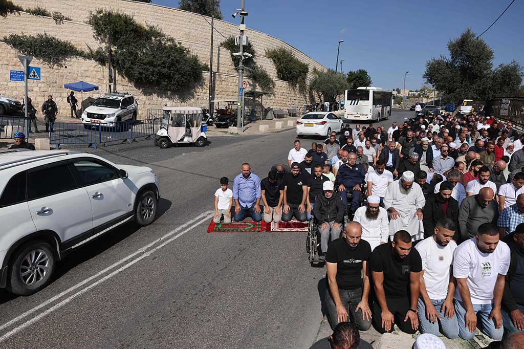 Sebelum diberlakukan pembatasan oleh Israel, paling sedikit 50.000 warga Palestina biasanya menunaikan salat Jumat di Al-Aqsa.