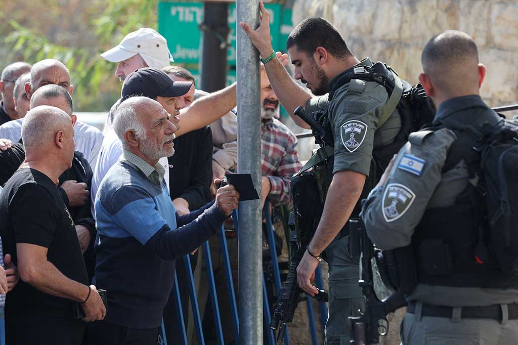 Seorang pejabat Departemen Wakaf di Yerusalem mengungkapkan kepada Anadolu bahwa hanya sekitar 4.000 warga Palestina yang kebanyakan lansia yang boleh masuk Al Aqsa untuk salat Jumat. Jumlah itu menurun drastis dari biasanya 50.000 orang.