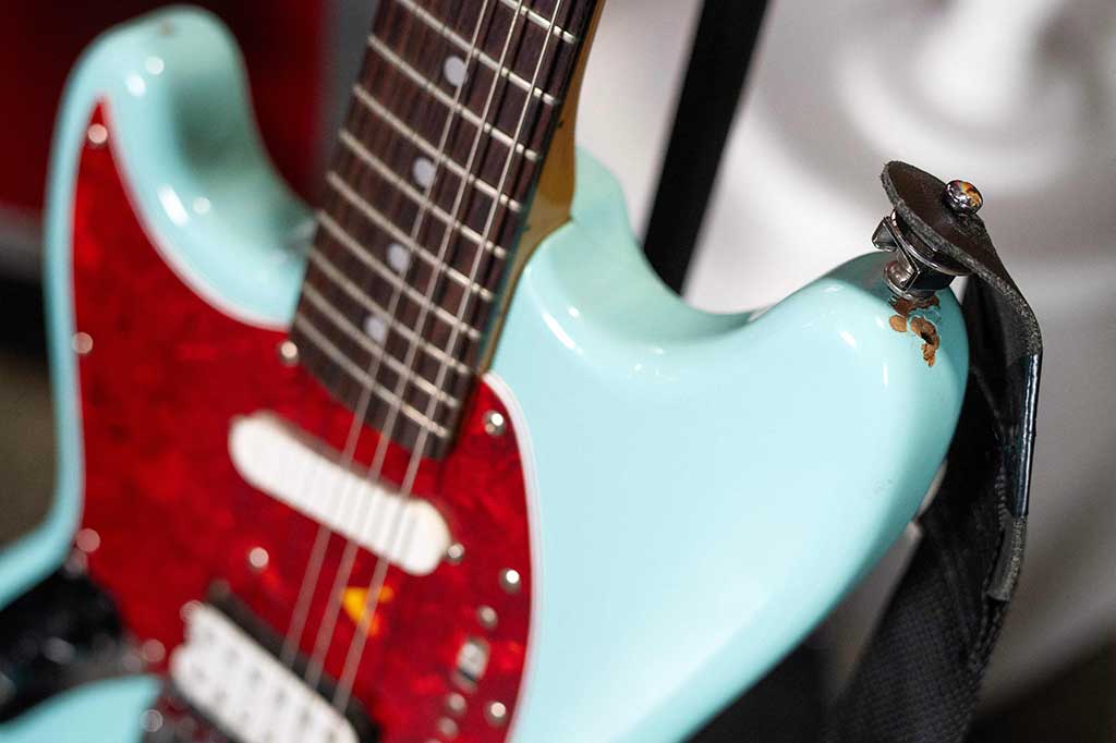 Gitar yang digunakan mendiang pentolan Nirvana Kurt Cobain selama tur terakhirnya terjual lebih dari USD1,5 juta (sekitar Rp23 miliar), sebuah rumah lelang mengumumkan Jumat, 17 November 2023. 