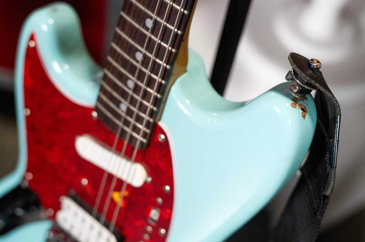 Gitar yang digunakan mendiang pentolan Nirvana Kurt Cobain selama tur terakhirnya terjual lebih dari USD1,5 juta (sekitar Rp23 miliar), sebuah rumah lelang mengumumkan Jumat, 17 November 2023. 