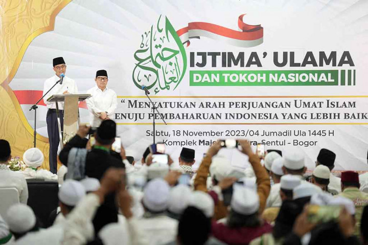 Pasangan yang disingkat Amin ini disambut dengan takbir. Berdasarkan pantauan, Amin bersalaman dengan para ulama dan tokoh nasional kemudian duduk di kursi paling depan. 