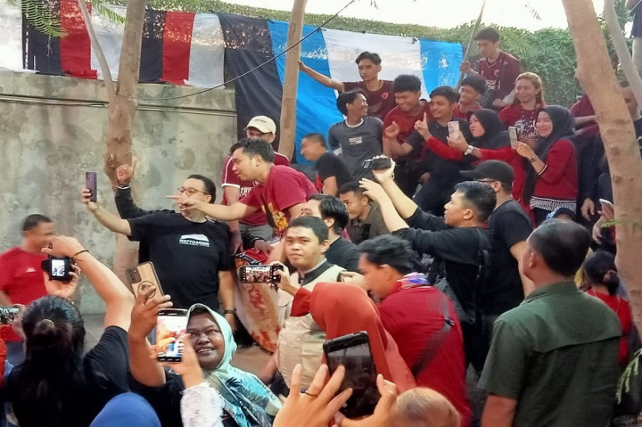 Anies Rasyid Baswedan, Calon Presiden RI nomor urut 1 yang berpasangan dengan Muhaimin Iskandar, yang diusung Koalisi Perubahan dari Partai NasDem, PKS, PKB dan Patai Umat, Sabtu, 18 November 2023 menandatangani kontrak politik dengan suporter Persatuan Sepakbola Makassar (PSM) Makassar terkait rencana pembangunan stadion sepakbola yang telah dirobohkan dan mangkrak di era Gubernur Sulsel Nurdin Abdullah.