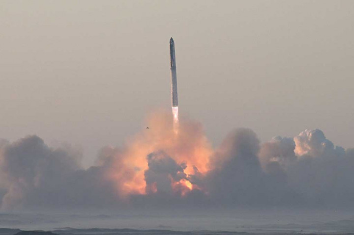 Hal ini terjadi setelah upaya pertama untuk menerbangkan pesawat ruang angkasa dalam konfigurasi penuh pada April lalu berakhir dengan ledakan spektakuler di Teluk Meksiko.