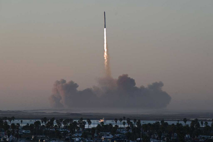 Roket tersebut diluncurkan dari Starbase, di Boca Chica, Texas, sekitar pukul 07.00 waktu setempat (1300 GMT).