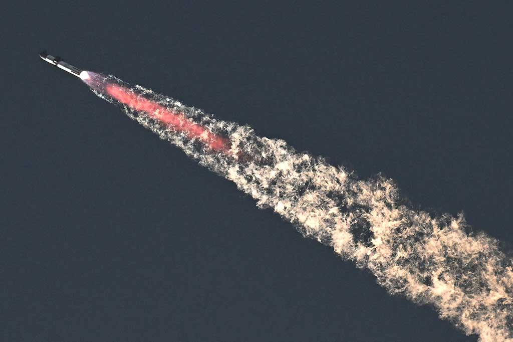 Booster berhasil dipisahkan dari pesawat, tetapi meledak tak lama kemudian, sementara pesawat terus melanjutkan jalurnya.