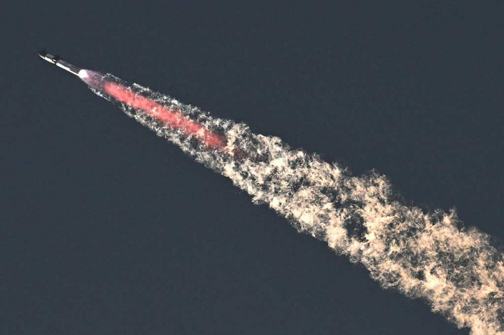 Booster berhasil dipisahkan dari pesawat, tetapi meledak tak lama kemudian, sementara pesawat terus melanjutkan jalurnya.