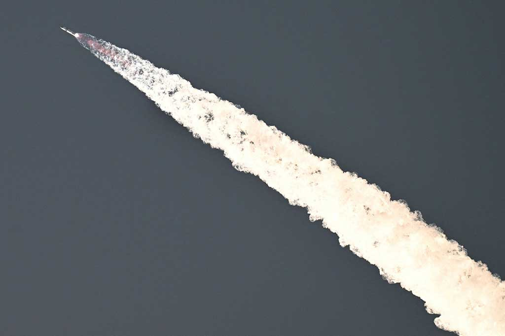 “Seperti yang Anda lihat, booster super berat baru saja mengalami pembongkaran cepat yang tidak terjadwal, namun pesawat kami masih dalam proses,” kata seorang penyiar.