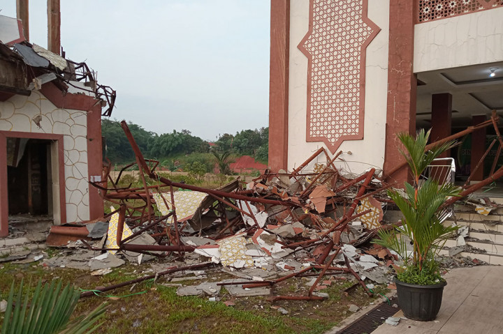 Sekretaris DKM Masjid Besar Nurul Qomar Baharman Hasyim mengungkapkan bahwa ambruknya menara dan beberapa bagian atap bangunan masjid tersebut terjadi sekitar pukul 16.00 WIB, setelah salat Ashar berjemaah.