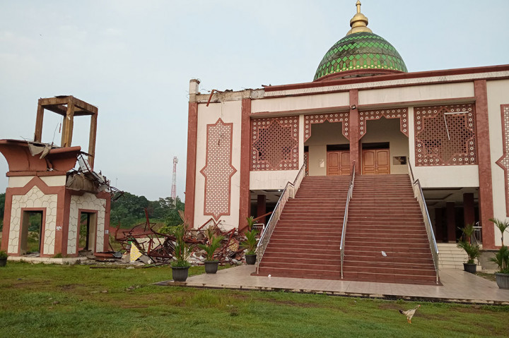 Sebuah menara Masjid Besar Nurul Qomar setinggi 20 meter di Tajurhalang, Kabupaten Bogor, Jawa Barat, ambruk akibat hujan lebat disertai angin kencang, Sabtu, 18 November 2023. Begini kondisinya.