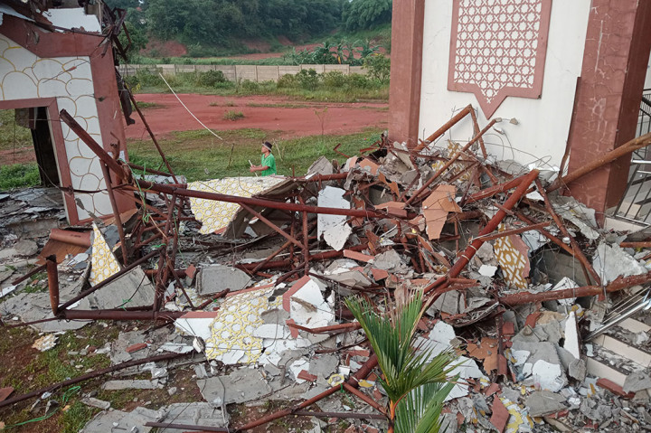 Menara yang terletak di halaman masjid ambruk sehingga materialnya menimpa sebagian atap bangunan utama masjid, sehingga mengalami kerusakan di sudut depan bagian kanan.