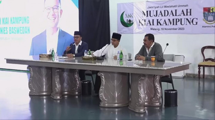 Bakal calon presiden (Bacapres) nomor urut 1 Anies Rasyid Baswedan hadir dalam Mujadalah Kiai Kampung di Malang, Jawa Timur, Sabtu, 18 November 2023. Anies disambut kiai kampung sekaligus mendapatkan masukan, ide, gagasan yang sebaiknya dikerjakan untuk memperbaiki kondisi masyarakat sebagai bekal perjalanan ke depan.