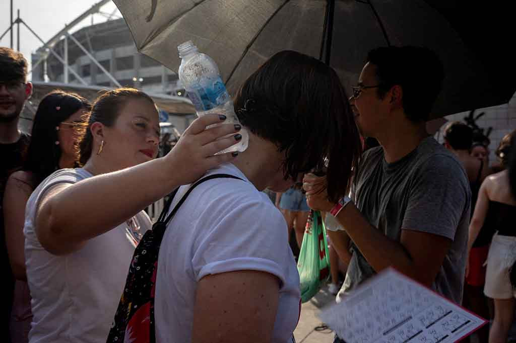 Penundaan hari Sabtu terjadi setelah indeks panas di kota itu meningkat hingga 59 derajat Celcius (138 Fahrenheit) pada hari Jumat, ketika seorang penggemar berusia 23 tahun di antara 60.000 orang meninggal selama pertunjukan 'Eras Tour' pertama di Brasil.