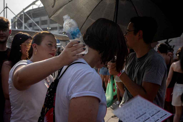 Penundaan hari Sabtu terjadi setelah indeks panas di kota itu meningkat hingga 59 derajat Celcius (138 Fahrenheit) pada hari Jumat, ketika seorang penggemar berusia 23 tahun di antara 60.000 orang meninggal selama pertunjukan 'Eras Tour' pertama di Brasil.