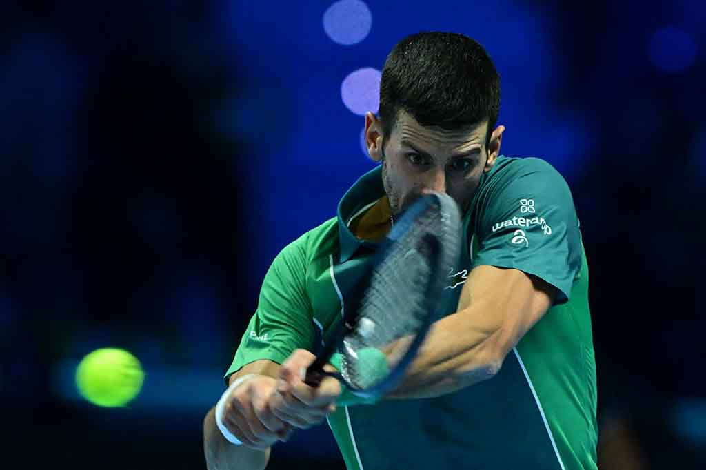 Novak Djokovic mendekati gelar ATP Finals ketujuh yang memecahkan rekor pada hari Sabtu, 18 November 2023 setelah mengalahkan Carlos Alcaraz 6-3, 6-2 dalam penampilan semifinal yang mendominasi yang ia puji sebagai penampilan terbaiknya di turnamen tersebut.