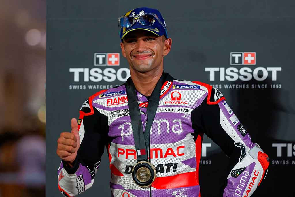 Pembalap Spanyol Martin dari tim satelit Ducati VR46 diikuti pulang oleh pembalap Italia Fabio Di Giannantonio dan Luca Marini.