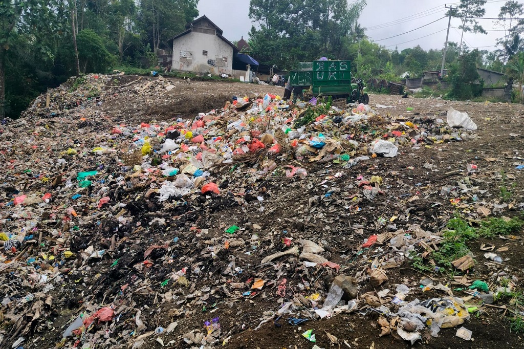 Hamparan sampah tampak berserakan dan memenuhi bibir jurang di Tempat Pembuangan Sampah (TPS) Palak, Banjar Palak, Desa Besakih, Kabupaten Karangasem, Provinsi Bali.