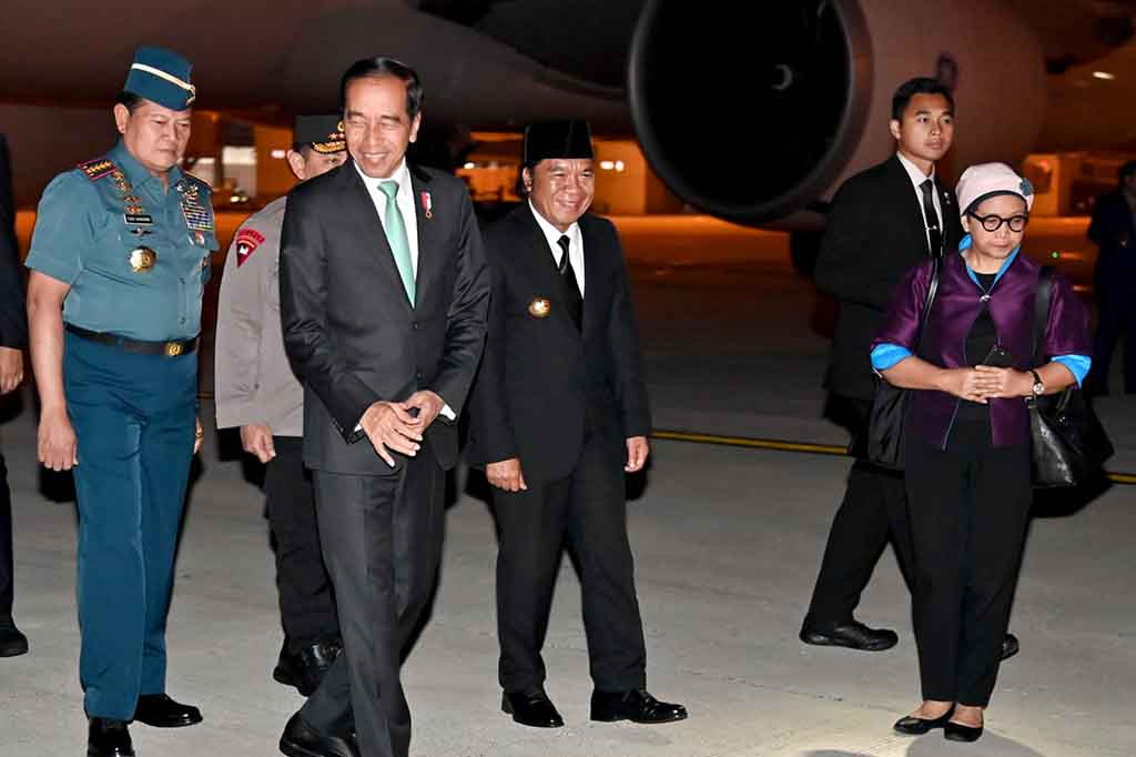 Sekitar dua jam transit untuk menunggu pengisian bahan bakar pesawat, Presiden Jokowi kemudian melanjutkan penerbangan menuju Indonesia.