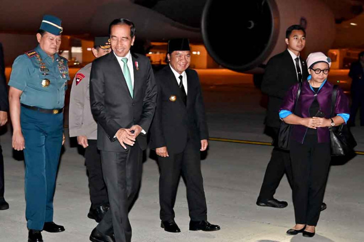 Sekitar dua jam transit untuk menunggu pengisian bahan bakar pesawat, Presiden Jokowi kemudian melanjutkan penerbangan menuju Indonesia.