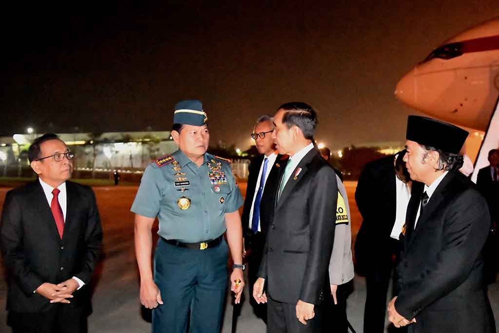 Sebelum tiba di Tanah Air, Presiden Jokowi beserta rombongan terlebih dahulu transit di Bandar Udara Internasional Haneda, Tokyo, Jepang, pada Sabtu, 18 November 2023, sekira pukul 20.20 waktu setempat (WS) atau 18.20 WIB. 