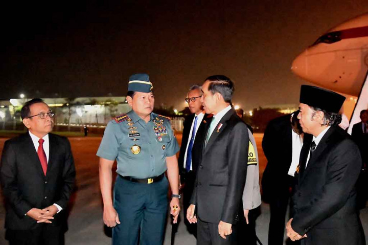 Sebelum tiba di Tanah Air, Presiden Jokowi beserta rombongan terlebih dahulu transit di Bandar Udara Internasional Haneda, Tokyo, Jepang, pada Sabtu, 18 November 2023, sekira pukul 20.20 waktu setempat (WS) atau 18.20 WIB. 