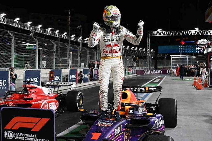 Juara dunia Max Verstappen meraih kemenangan ke-18 dalam musim pemecahan rekornya, dengan kemenangan di Grand Prix Las Vegas yang mendebarkan pada hari Sabtu, 18 November 2023.