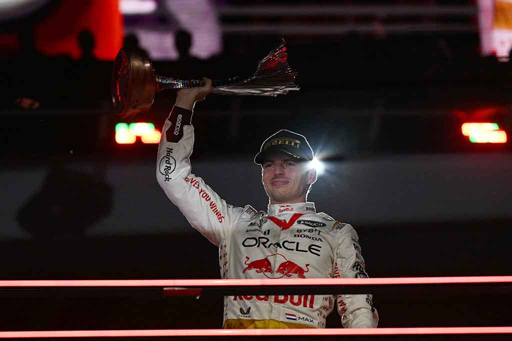 Verstappen sangat kritis terhadap kembalinya Formula Satu ke Vegas setelah absen selama 41 tahun, tetapi saat ia melewati garis finis ia merayakannya dengan paduan suara 'Viva Las Vegas' di radio tim.