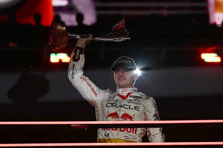 Verstappen sangat kritis terhadap kembalinya Formula Satu ke Vegas setelah absen selama 41 tahun, tetapi saat ia melewati garis finis ia merayakannya dengan paduan suara 'Viva Las Vegas' di radio tim.