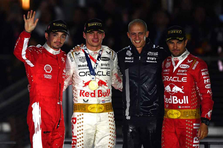 Pembalap Ferrari Charles Leclerc menyalip pebalap Red Bull Sergio Perez pada lap terakhir untuk merebut tempat kedua di depan pembalap Meksiko itu, dengan pembalap Prancis Esteban Ocon dari Alpine finis keempat.