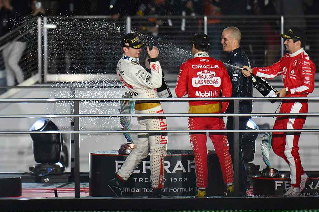 Dengan cengkeraman yang rendah di trek, tidak ada kekurangan insiden, menyalip, dan pergantian pemimpin saat balapan malam memberikan hiburan yang didambakan oleh promotor Amerika dari event baru tersebut.