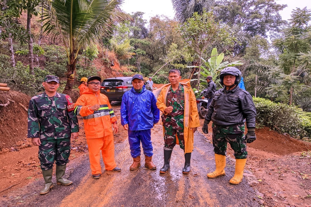Ia mengatakan, bencana longsor yang terjadi di wilayahnya disebabkan intensitas hujan tinggi dan kontur tanah di sebuah tebing labil sangat mudah longsor dan kejadian itu sudah terjadi beberapa kali tapi dalam musibah tidak menelan korban jiwa terutama para penghuni rumah. Namun, material longsor tidak hanya menimbun rumah warga tapi jalan antar desa tertutup hingga TNI, Polri, BPBD dan Tagana langsung melakukan evakuasi material.
